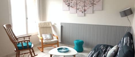 Televisión de pantalla plana y libros