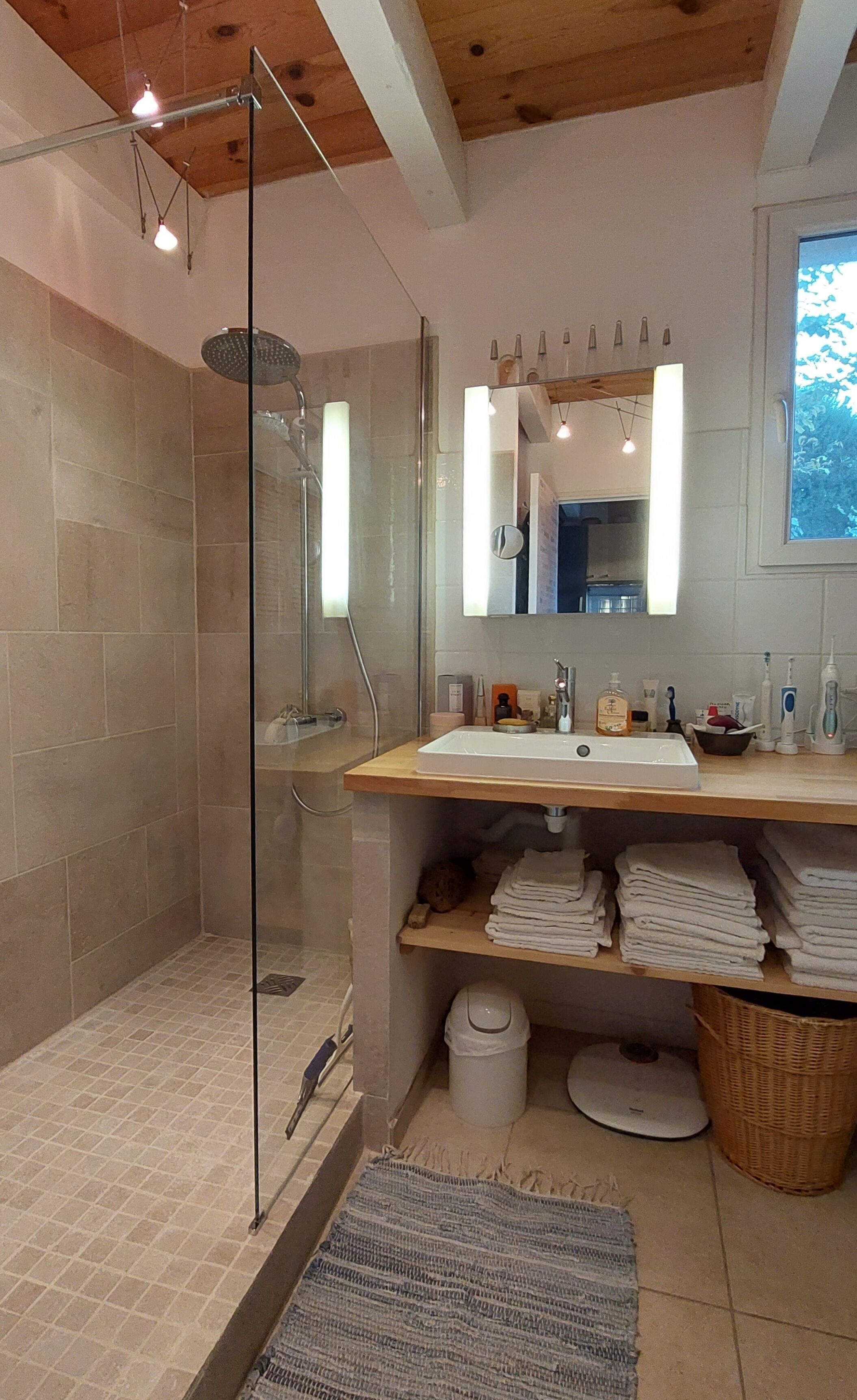 Douche, sèche-cheveux, serviettes fournies, savon