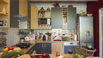 Jääkaappi, mikroaaltouuni, uuni, liesi