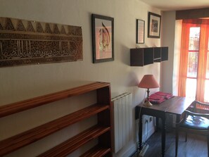 3 habitaciones, tabla de planchar con plancha y cuna de viaje 