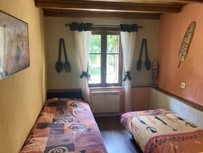 3 habitaciones, tabla de planchar con plancha y cuna de viaje