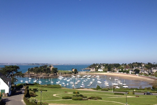Vue de la maison sur le Nessay et la plage du Bechet