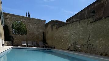 Een verwarmd zwembad