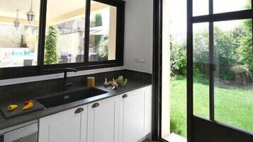 Een koelkast, een microgolfoven, een oven, een kookplaat