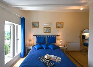 6 間睡房、書桌、熨斗/熨衫板、可攜式嬰兒床