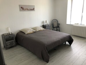 3 bedrooms, travel cot, free WiFi, bed sheets