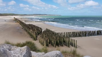 Vlak bij het strand, ligstoelen