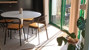 Eine moderne Küche mit Essbereich, großen Fenstern und Blick ins Freie.