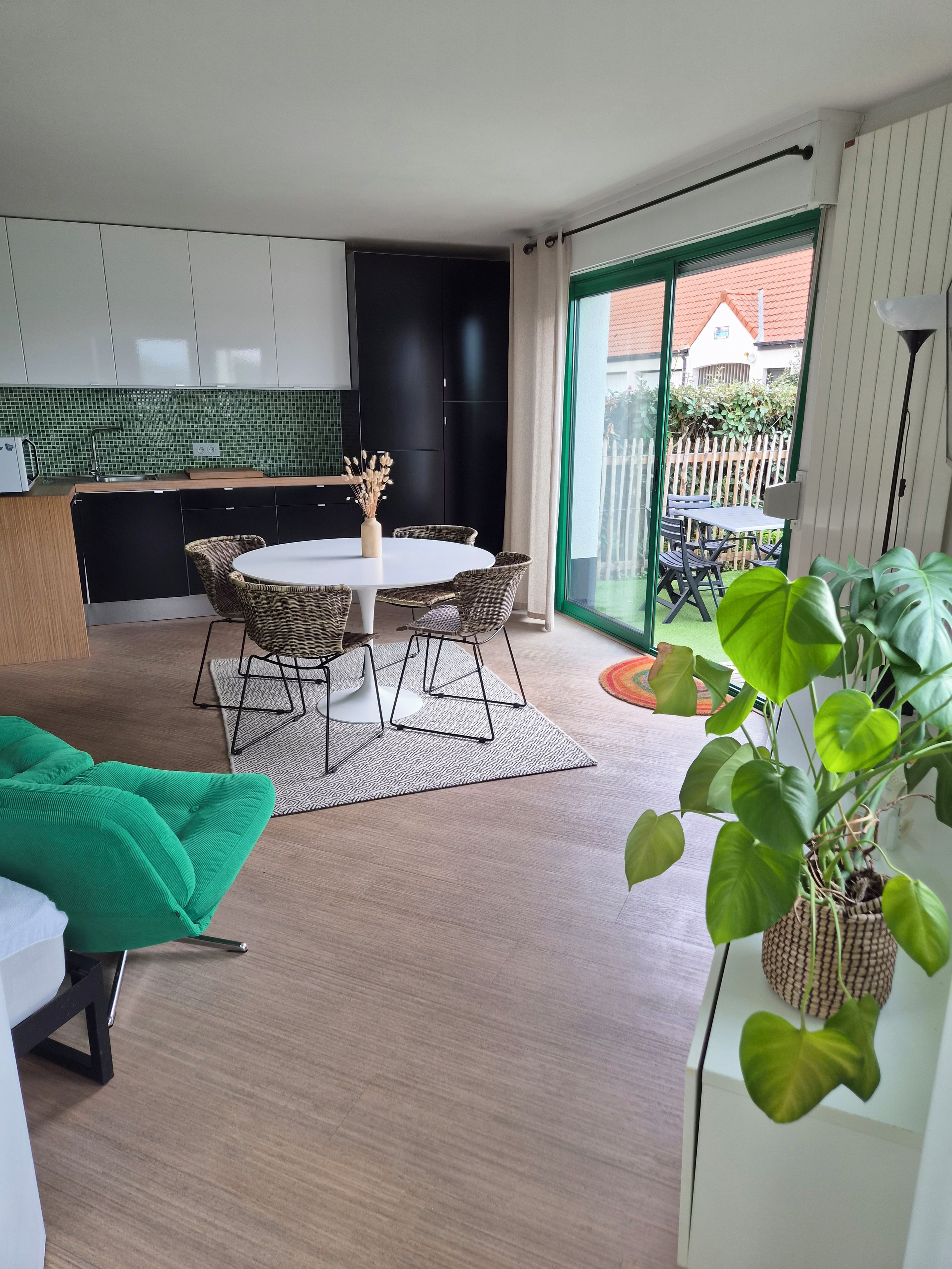 Un intérieur moderne comprenant un coin repas, une cuisine et une vue sur l’extérieur.