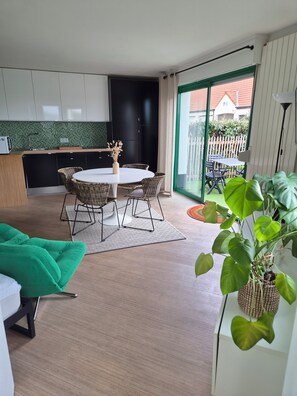 Un intérieur moderne comprenant un coin repas, une cuisine et une vue sur l’extérieur.