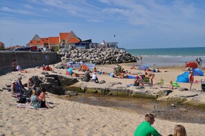 Plage à proximité, chaises longues