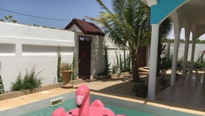 Une piscine avec un flotteur en forme de flamant rose.