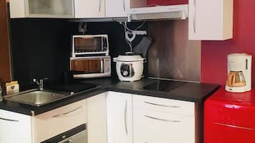 Een koelkast, een magnetron, een oven, een kookplaat