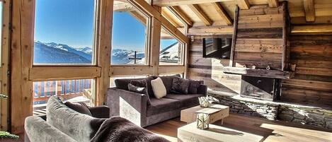 Smart-tv, pejs, dvd-afspiller, bøger