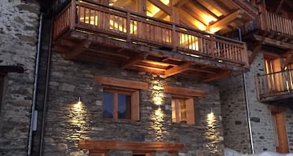 lujoso chalet situado en el antiguo pueblo de la estación de La Rosière 1850