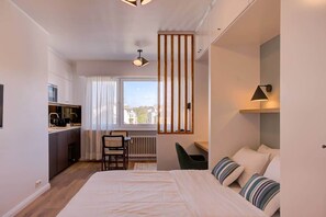 1 dormitorio, tabla de planchar con plancha, wifi y ropa de cama