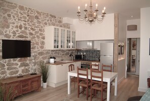 ثلاجة، ميكروويف، فرن، موقد طهي مسطح