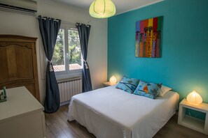 3 bedrooms, desk, iron/ironing board, travel cot