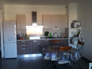 Fridge, microwave, oven, stovetop - NEW 2-ROOM APARTMENT WITH SEA VIEW (Propriano)