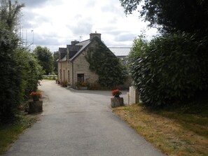 Property grounds - cottage in the countryside with its view of the black mountains (Leuhan)