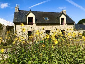 Exterior - cottage in the countryside with its view of the black mountains (Leuhan)