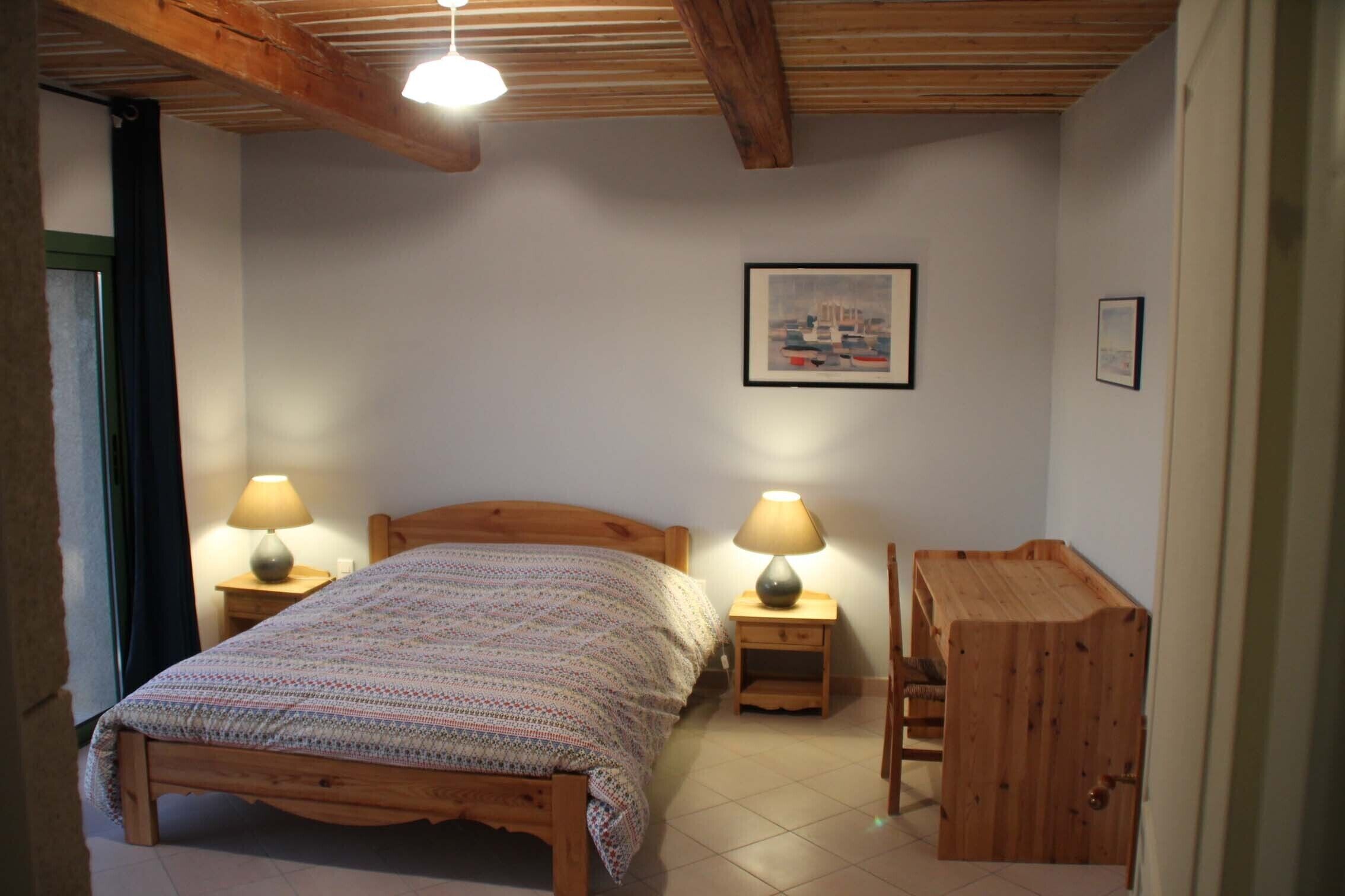 1 slaapkamer, een bureau, een strijkplank/strijkijzer, reisbedje