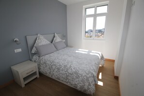 3 bedrooms, iron/ironing board, internet, bed sheets