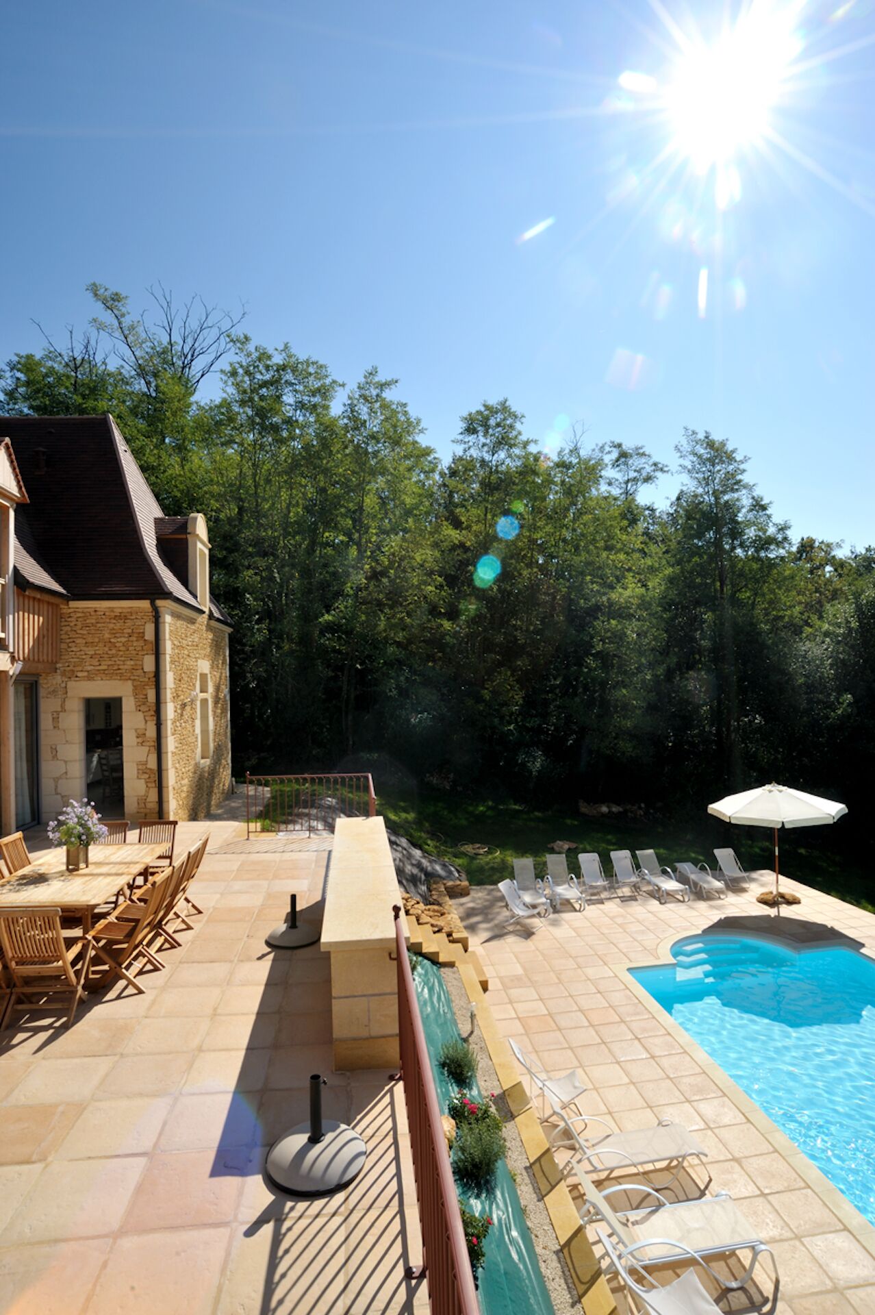 terrasse et piscine chauffée