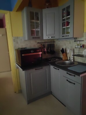Frigorifero, microonde, forno, piano cottura