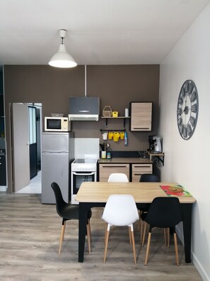 Frigorifero, microonde, forno, piano cottura
