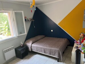 3 chambres, bureau, fer et planche Ă repasser, lit parapluie