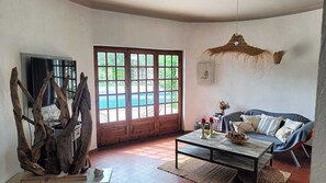 Televisie, een tafeltennistafel en een stereo