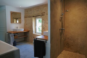 Badewanne, Haartrockner, Handtücher, Toilettenpapier