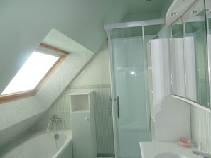 Ensemble douche/baignoire, serviettes fournies