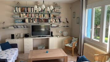 TV connectée, lecteur de DVD, table de tennis de table, livres
