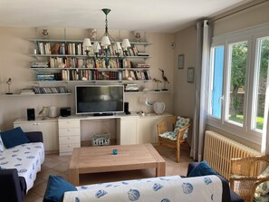 TV connectée, lecteur de DVD, table de tennis de table, livres