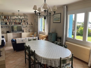 Dining - Charming villa in Saint-Philibert (close to Carnac) directly by the sea. 3*rated (Saint-Philibert)