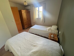 2 chambres, fer et planche à repasser, lit parapluie, Wi-Fi