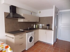 Réfrigérateur, micro-ondes, plaque de cuisson, cafetière/bouilloire