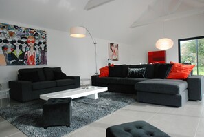 TV, books - Magnificent villa with heated pool close to beaches (Arzon)