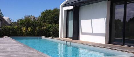 Una piscina al aire libre, una piscina climatizada