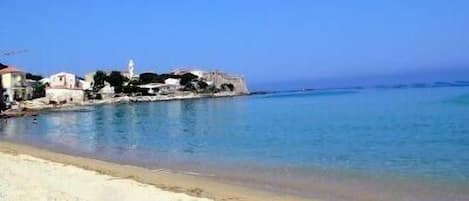 Una spiaggia nelle vicinanze