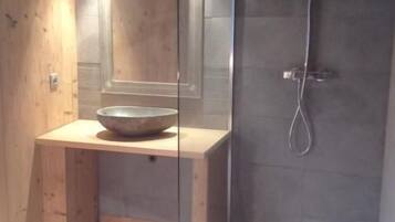 Een douche, een haardroger, toiletpapier