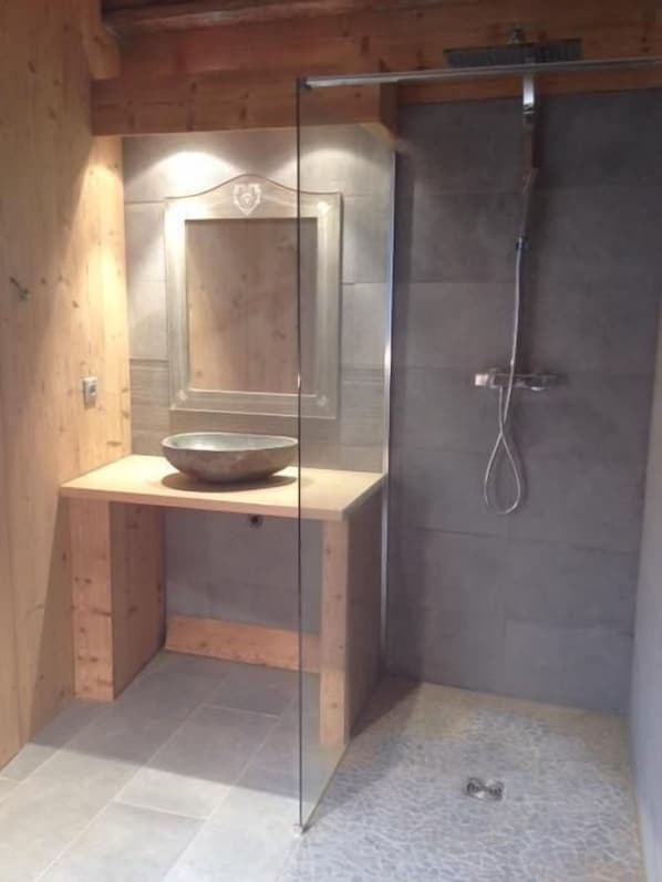 Douche, sèche-cheveux, papier toilette