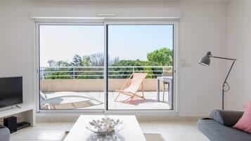 Televisie, een dvd-speler, boeken en een stereo