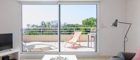 TV, DVD player, books, stereo