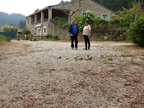 Property grounds - Scenery and tranquility guaranteed facing Mont Ventoux (La Roque-Sur-Pernes)