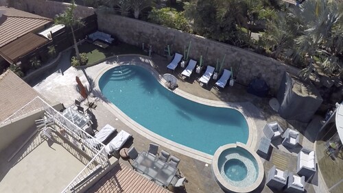 Magnifique Villa 5* avec grande piscine chauffée et terrain de foot 17 personnes