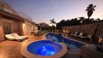 Una piscina al aire libre, una piscina climatizada