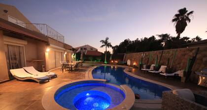 Magnífica villa de 5 * con gran piscina y campo de fútbol con capacidad para 14 adultos.
